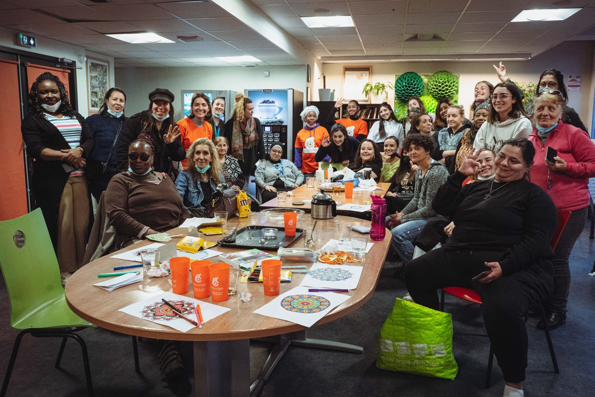 Entourage_asso's tweet photo. Les équipes Entourage ont franchi la barre des 3000 événements organisés ! Notre ambition : que ce chiffre se démultiplie grâce à la présence d'ambassadeurs partout en France, pour entourer les plus isolées 🎉

#solitude #événement #sdf #sansabri
👉https://t.co/MO3PHCqcmy https://t.co/QvJXTq7JVv