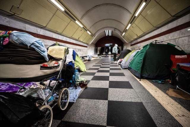 Reptilien31's tweet photo. people living in the Kiev metro are not giving up
#Ukraine #StandWithUkraine 
https://t.co/PtHFhxYZYX https://t.co/ZURatwwvSK