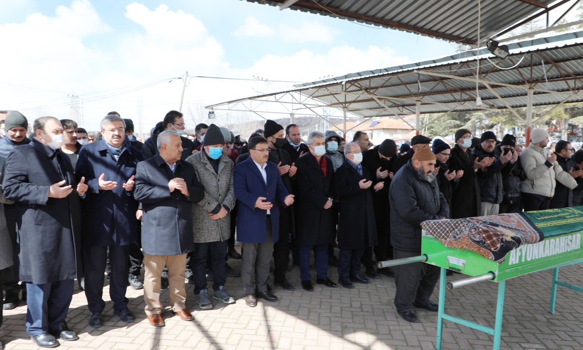 Valimiz Gökmen Çiçek, Milletvekilleri Veysel Eroğlu ile İbrahim Yurdunuseven, Belediye Başk. Mehmet Zeybek ve protokol, Danıştay 10.Daire Başk. Yılmaz Akçil’in vefat eden annesi Hacer Akçil’in Sandıklı Yavaşlar Köyü’nde cenaze namazına katılarak, Akçil ailesine başsağlığı diledi.
