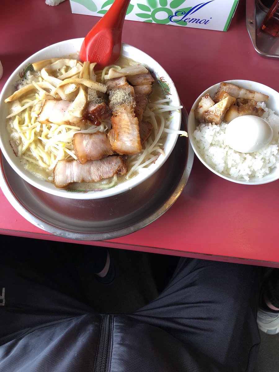 harashin69's tweet photo. 実はコロナで自宅療養してました💧復活したら食べたかった大ちゃんラーメンへ！やっぱり美味かった🍜
とんしおチャーシュー大盛り＋ライス
+無料ゆで卵
#君津大ちゃんラーメン
#ラーメン https://t.co/thqcSbN95k