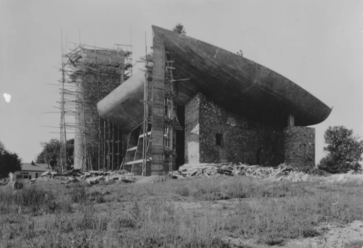 Le Corbusier...
Notre Dame du Haut... under construction in Ronchamp, France...
#architecture #arquitectura #construction #LeCorbusier #Ronchamp