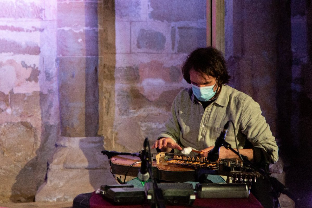 MUD_FEST's tweet photo. 🎶El concert de Jon Collin va ser el primer de la jornada d’ahir!
🪕Collin va torcar acompanyat d’un Nyckelharpa juntament amb dues tape machines i una guitarra acústica a l’Església de Sant Martí.
#Mud2022 #MusiquesDisperses #OpenMindedFolk #JonCollin #ArtistesMUD22 https://t.co/LjVbf7y6If