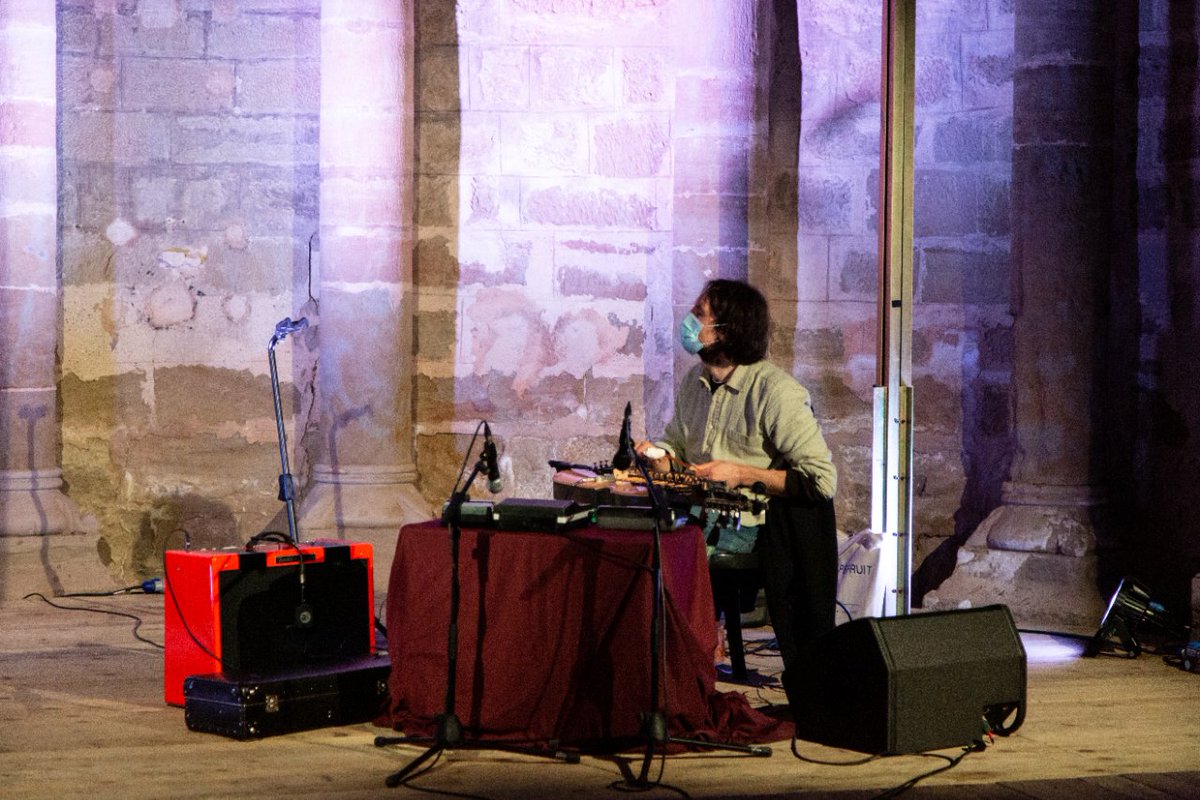 MUD_FEST's tweet photo. 🎶El concert de Jon Collin va ser el primer de la jornada d’ahir!
🪕Collin va torcar acompanyat d’un Nyckelharpa juntament amb dues tape machines i una guitarra acústica a l’Església de Sant Martí.
#Mud2022 #MusiquesDisperses #OpenMindedFolk #JonCollin #ArtistesMUD22 https://t.co/LjVbf7y6If