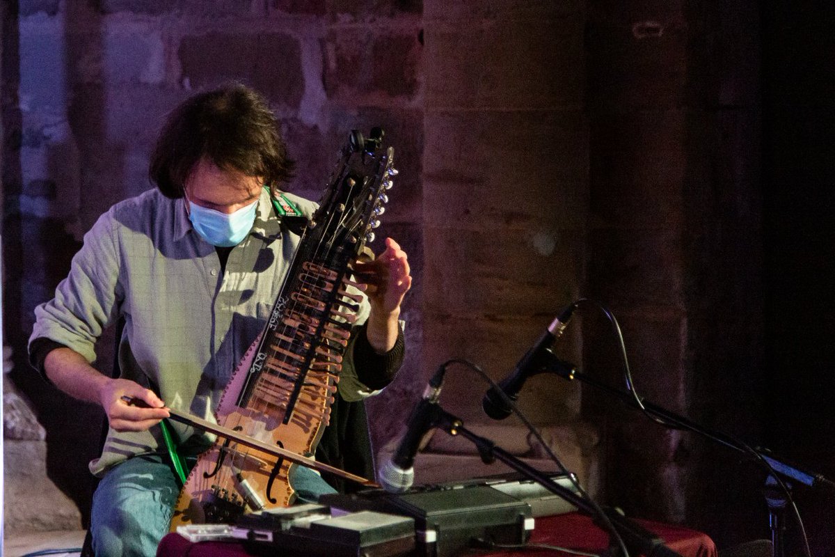 MUD_FEST's tweet photo. 🎶El concert de Jon Collin va ser el primer de la jornada d’ahir!
🪕Collin va torcar acompanyat d’un Nyckelharpa juntament amb dues tape machines i una guitarra acústica a l’Església de Sant Martí.
#Mud2022 #MusiquesDisperses #OpenMindedFolk #JonCollin #ArtistesMUD22 https://t.co/LjVbf7y6If