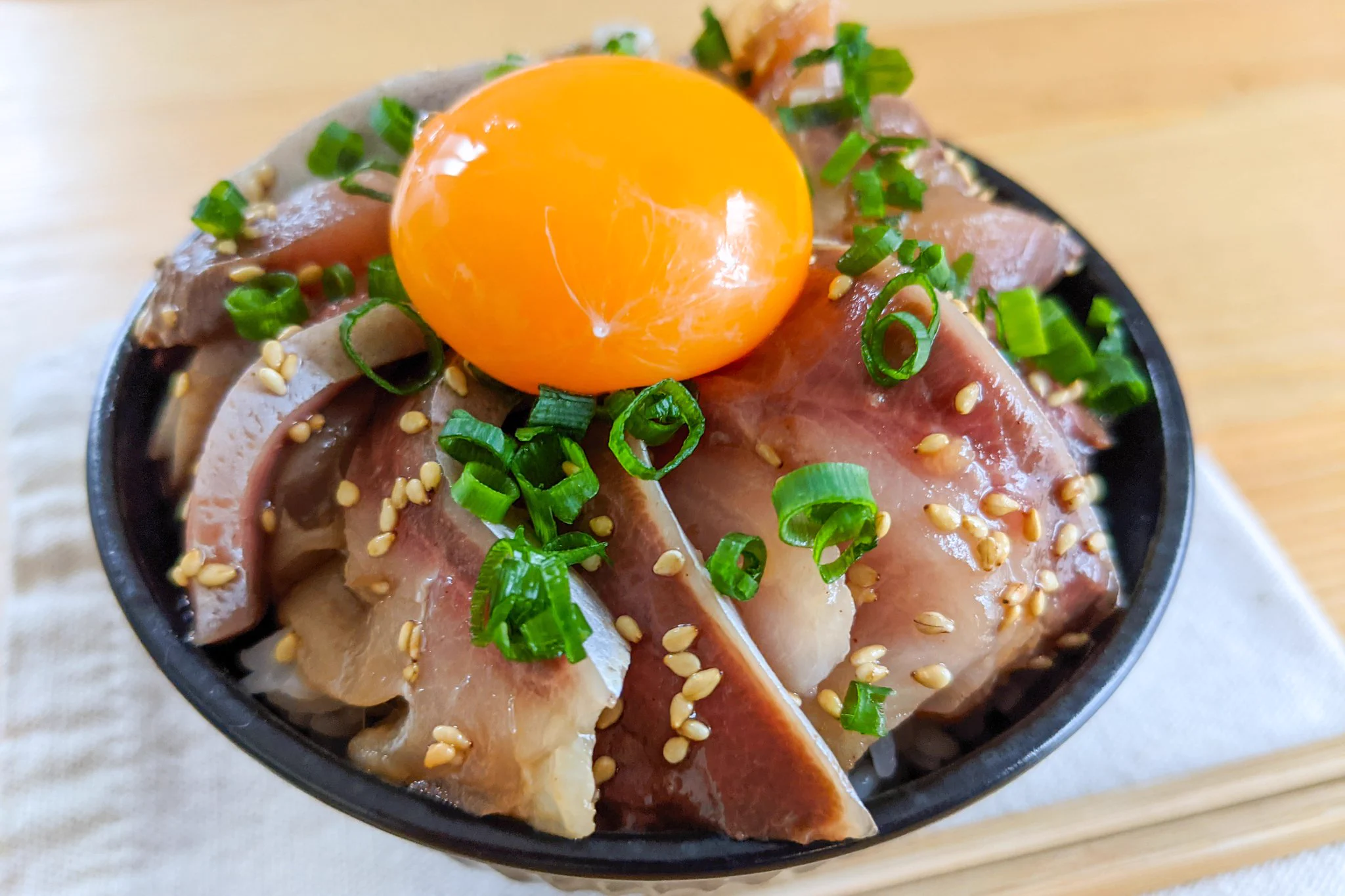 ブリを漬け込むだけ！箸が止まらない「ブリのネギポン丼」。