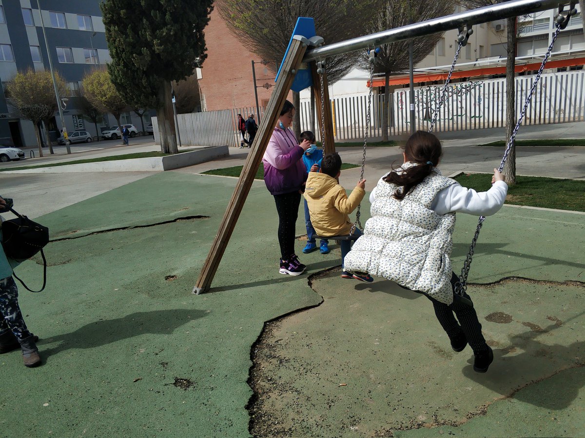 Raul_Cumbreras's tweet photo. Que pena de parque el del Corte Inglés, descuidado es poco, le faltan comumpios por el mal estado, pavimento perfecto lara caerse y elementos muy deteriorados. Aquí y en el 99% de parques de de #Jaen @AytoJaen podrían darle una vuelta, niños y padres lo agradecemos. # https://t.co/8O9cTGbzCz