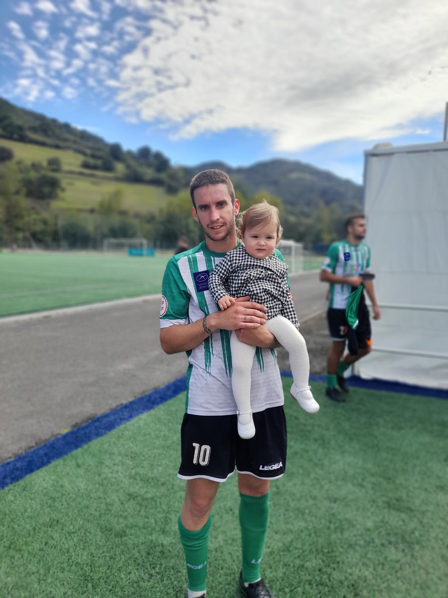 rocisporting's tweet photo. @sdlenense Feliz dia a todos los papás verdiblancos ⚽️🇳🇬💚 https://t.co/kXMDHYnYYw