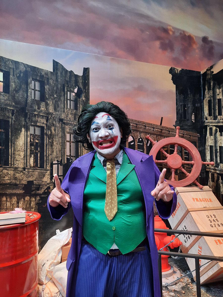 toto_susilo's tweet photo. Tim: Pak Haji, make up-nya kayak gini ya (kasih liat gambar Joker)

Pak Andre: lo bayangin deh, gue kan haji, trus lo dandanin gue jadi joker. Gimana coba? *ngomong serius*

Tim: *mikir* *diam seribu bahasa* *mulai pucet*

Pak Andre: Hahaha pucet kan lu, bercanda gue

Tim: 😅😂 https://t.co/ZoctVDNAlS