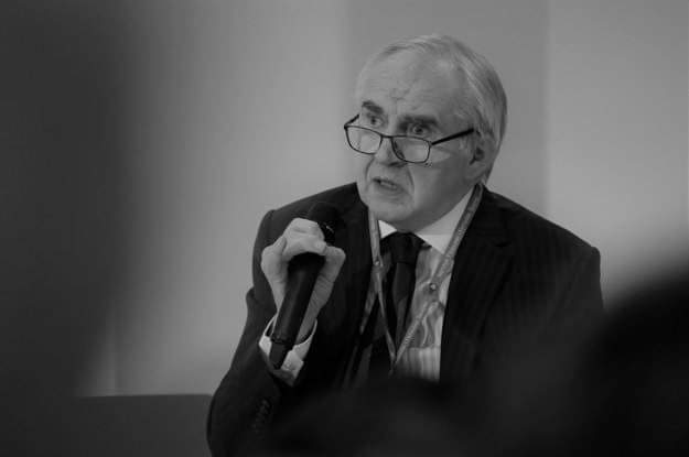KuncePiotr's tweet photo. Skąd współpracownicy wiedzieli, kiedy prof. M. #Zembala jest na urlopie? Kiedy był na urlopie, przychodził do pracy w sandałach.
R.I.P. https://t.co/gDrYUrcrcr