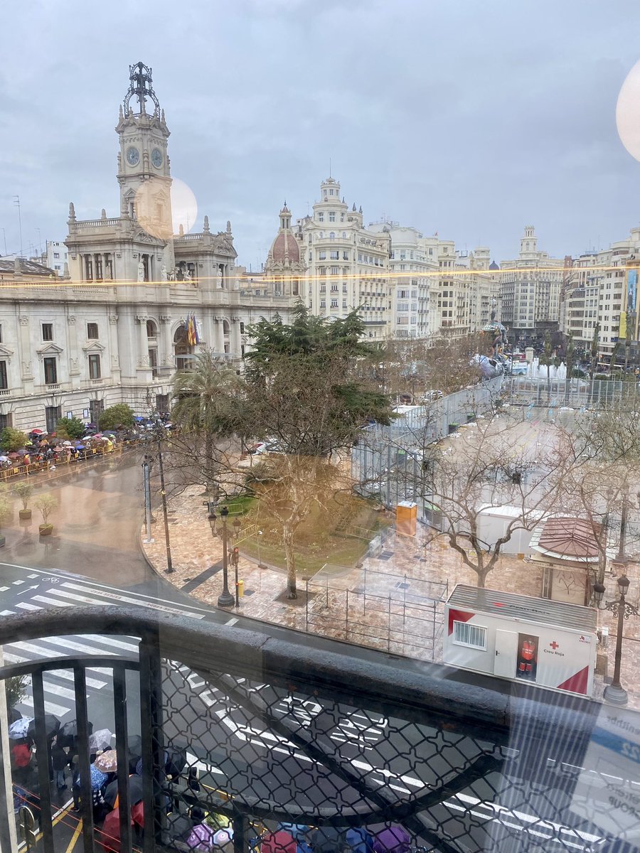 Joseluisferrero's tweet photo. Que importante es la “localización” tanto cuando hace bueno como mucho más cuando no…. Y con esto nada más que añadir y lo puedes aplicar al #marketing y a la #mascleta de San José 🤣🤣🤣 #ZenithBR https://t.co/PXLYjb8sKY