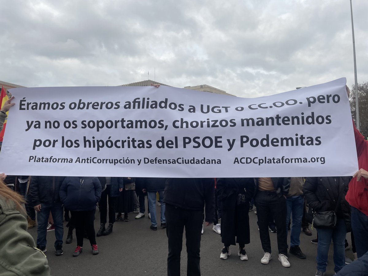 LauraMariaEste1's tweet photo. #huelgageneral
#huelgatransportes
#teamVOX

Holiii CCOO y UGT, aquí vuestros EX-afiliados en la manifestación de #solidaridad https://t.co/Zi7CbpyR78