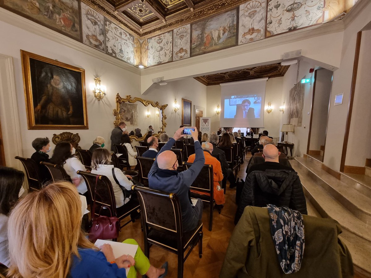 donnedelvino's tweet photo. Da Bologna i primi risultati del Progetto D-Vino con cui le #DonnedelVino vogliono elevare il vino a materia di studio negli Istituti Turistici e Alberghieri. Sono stati coinvolti oltre 500 studenti in 8 scuole di Emilia Romagna, Piemonte e Sicilia #vino https://t.co/STbVGnH109