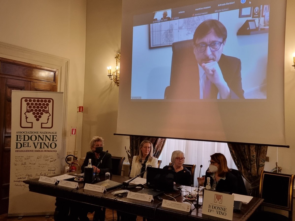 donnedelvino's tweet photo. Da Bologna i primi risultati del Progetto D-Vino con cui le #DonnedelVino vogliono elevare il vino a materia di studio negli Istituti Turistici e Alberghieri. Sono stati coinvolti oltre 500 studenti in 8 scuole di Emilia Romagna, Piemonte e Sicilia #vino https://t.co/STbVGnH109