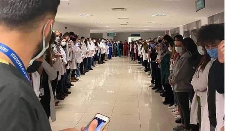 Hem Uzman Çavuş olan hastaya saldırıp hem de darp edildiğini iddia eden doktor da, hasta ameliyattan çıktıktan sonra onu alkışla protesto ederek rencide edenler de adli ve idari olarak ceza almalıdır. 

#TahirTarımerTUTUKLANSIN