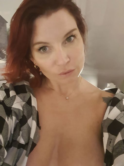 Coucou, bon week end &agrave; toutes et tous, plein de bisous coquins 💋💋💖💖 https://t.co/GlCsHmPoGf