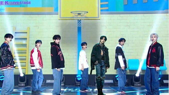 hoonzmisoo's tweet photo. LOOK, JAKE IS HERE 🥺❤!!! https://t.co/WcY76SuAve