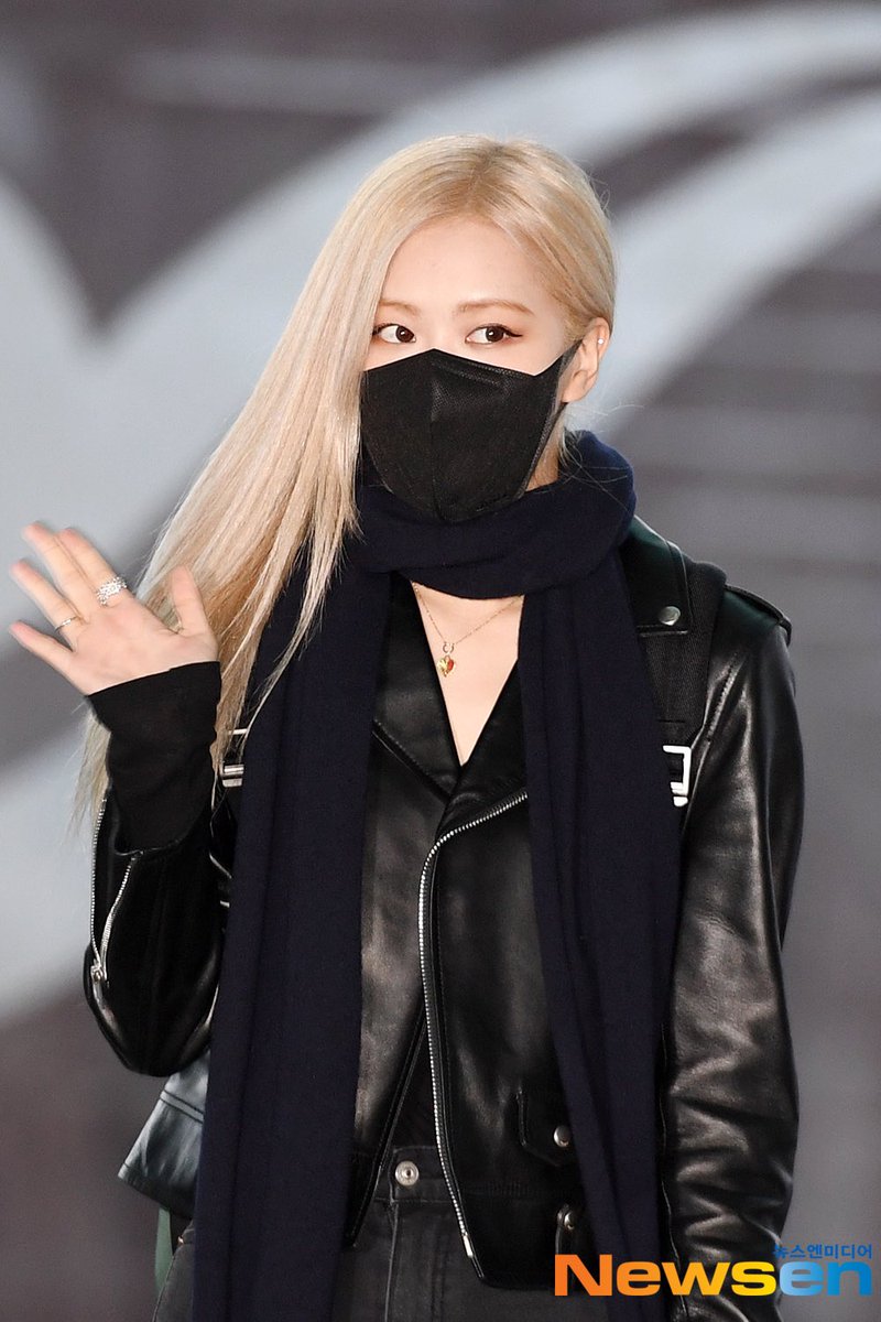 honeyybaemoon_'s tweet photo. PARK CHANYEOL    🥵     PARK CHAEYOUNG

#CHANYEOL #ROSÉ https://t.co/Hg86sGrl2r