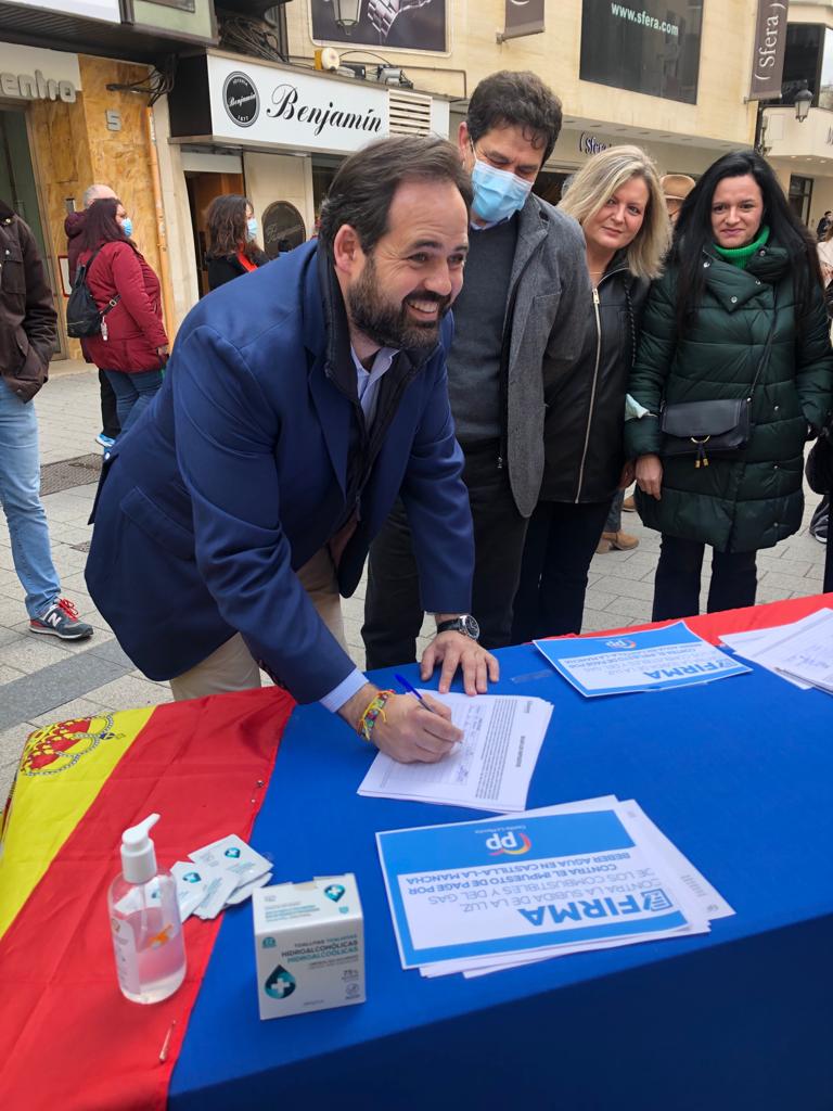 PPCiudadReal1's tweet photo. ✍🏼  Jornada de Firmas en Ciudad Real contra la subida de la luz , los combustibles y el gas y contra el impuesto de Page por beber agua
🔵 Ven y firma! https://t.co/bSuSjVwGqt