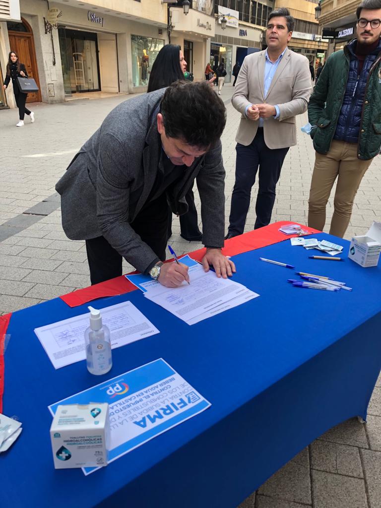PPCiudadReal1's tweet photo. ✍🏼  Jornada de Firmas en Ciudad Real contra la subida de la luz , los combustibles y el gas y contra el impuesto de Page por beber agua
🔵 Ven y firma! https://t.co/bSuSjVwGqt