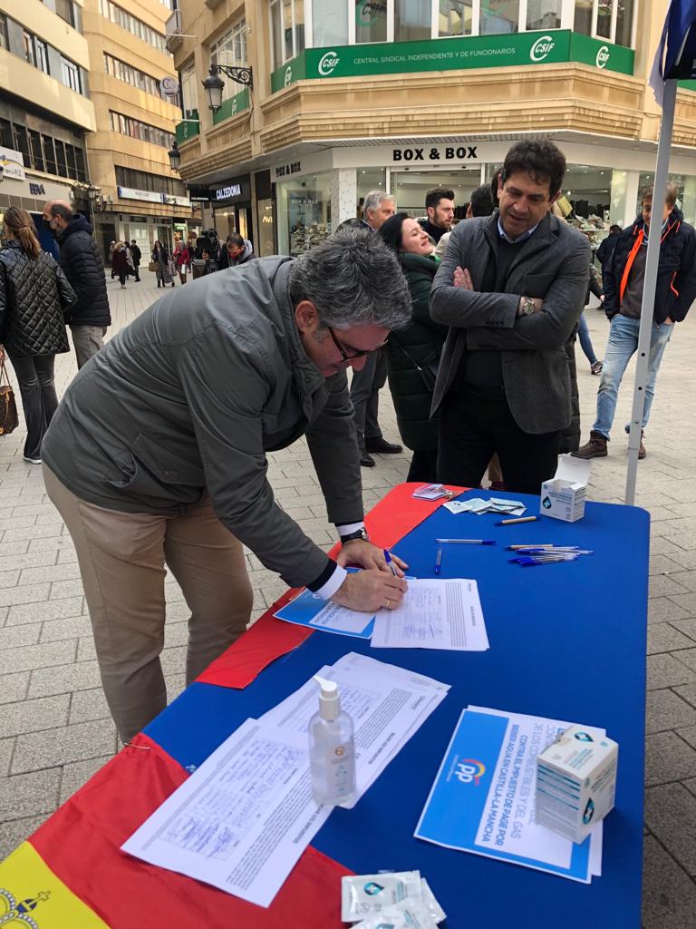 PPCiudadReal1's tweet photo. ✍🏼  Jornada de Firmas en Ciudad Real contra la subida de la luz , los combustibles y el gas y contra el impuesto de Page por beber agua
🔵 Ven y firma! https://t.co/bSuSjVwGqt