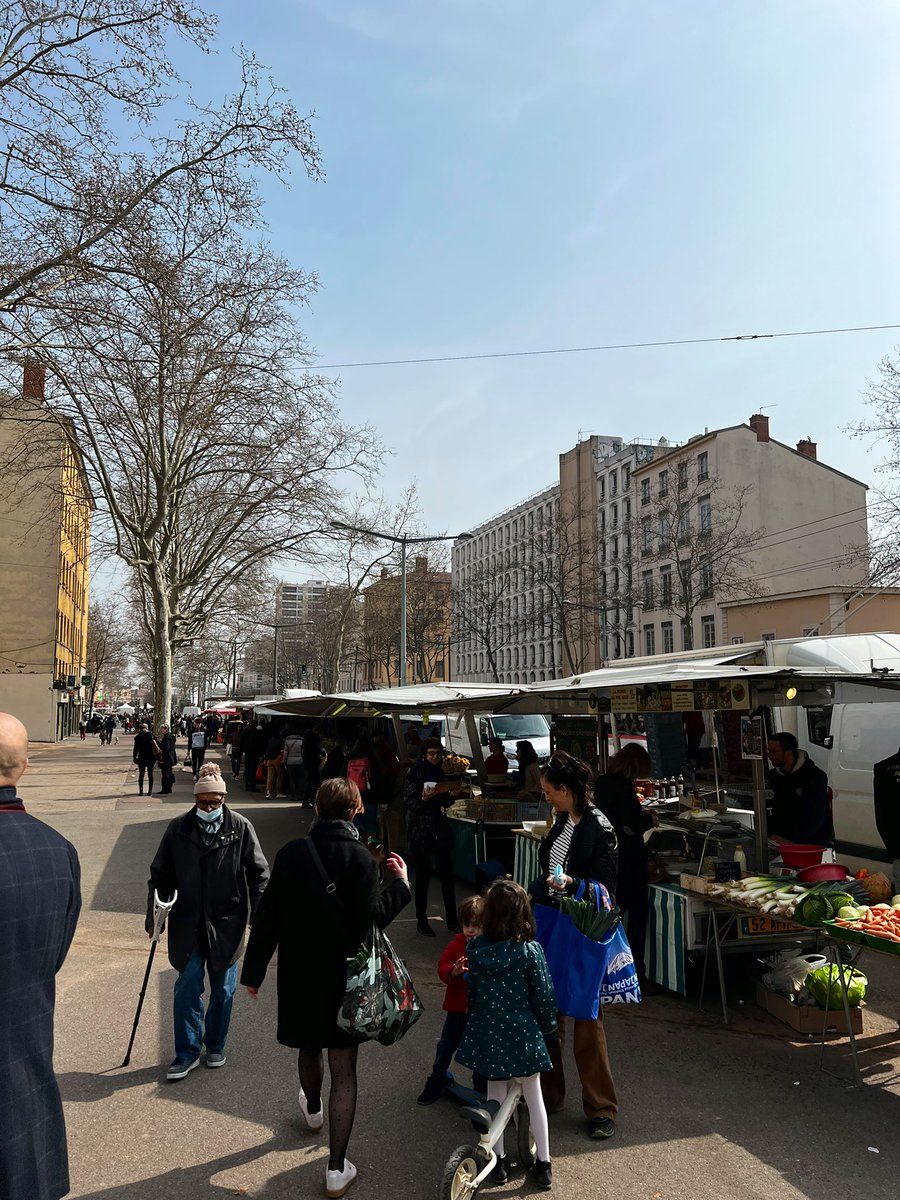 lterrenes's tweet photo. À la rencontre des Croix-roussiens à Lyon, pour présenter les propositions d’@EmmanuelMacron ! 

Solidarité à la source, Europe indépendante, + de soignants et de moyens à l’école, … Fier de défendre un projet d’émancipation et de libertés, construit @avecvous.

#69H #Macron2022 https://t.co/JfkXAfq8BR