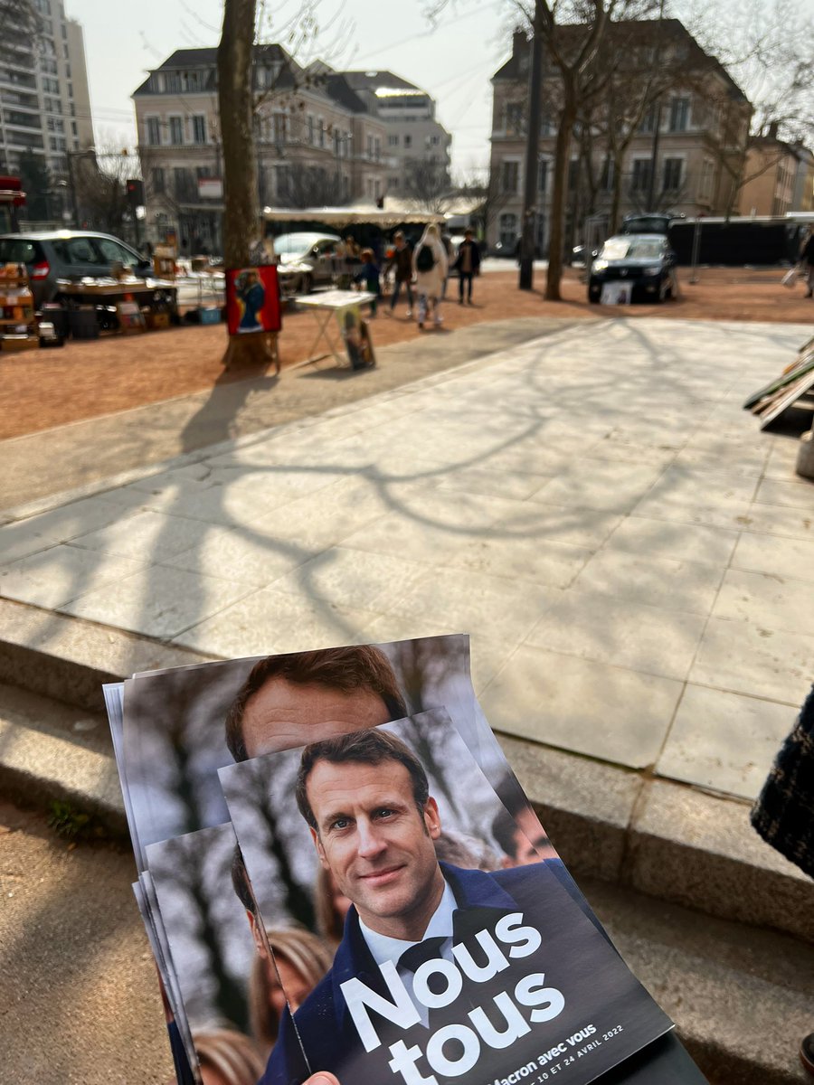 lterrenes's tweet photo. À la rencontre des Croix-roussiens à Lyon, pour présenter les propositions d’@EmmanuelMacron ! 

Solidarité à la source, Europe indépendante, + de soignants et de moyens à l’école, … Fier de défendre un projet d’émancipation et de libertés, construit @avecvous.

#69H #Macron2022 https://t.co/JfkXAfq8BR