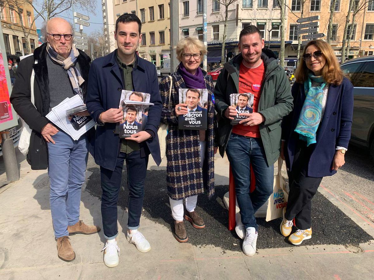lterrenes's tweet photo. À la rencontre des Croix-roussiens à Lyon, pour présenter les propositions d’@EmmanuelMacron ! 

Solidarité à la source, Europe indépendante, + de soignants et de moyens à l’école, … Fier de défendre un projet d’émancipation et de libertés, construit @avecvous.

#69H #Macron2022 https://t.co/JfkXAfq8BR