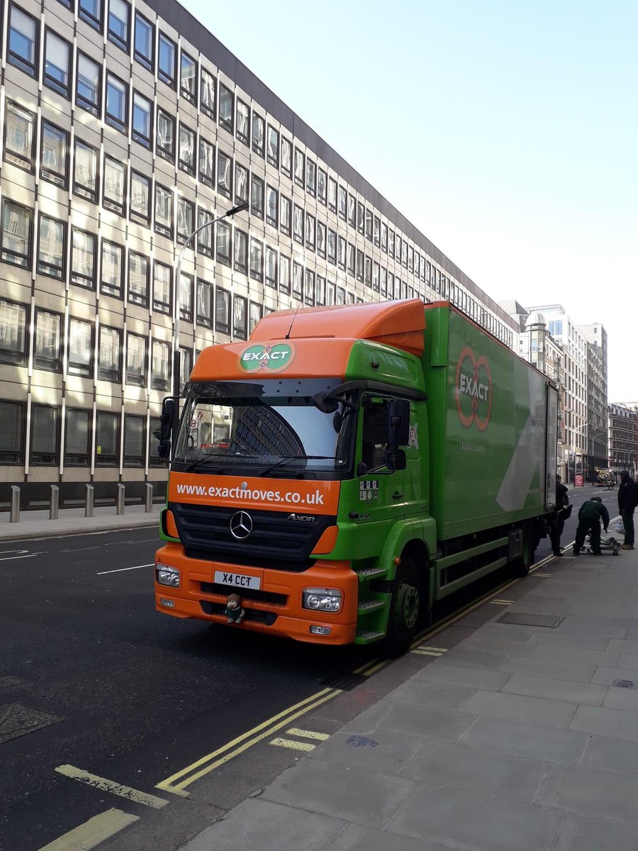 exactmoves's tweet photo. The work doesn’t stop … carry out works in Victoria Street today! #LeanGreenRemovalMachine #SaturdayWorkers #LondonLife https://t.co/FXUQVxPLLp