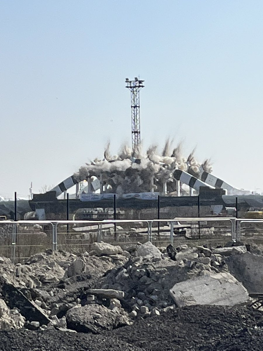 JohanOmp's tweet photo. #explosion #pontdewitry #Reims https://t.co/Eko5Q0Y7yG