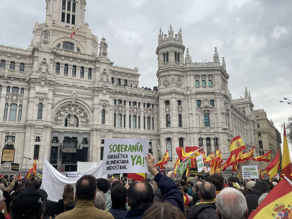 LauraMariaEste1's tweet photo. #HuelgaGeneral
#HuelgaTransportes
#teamVOX

Sánchez Dimisión! https://t.co/MpUnd1hmbE