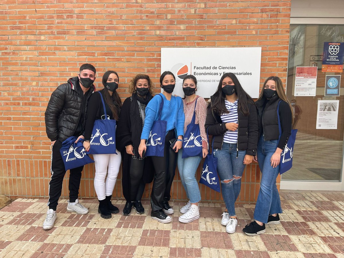 IesAGala's tweet photo. Hoy en la UMA… olimpiadas de economía con nuestros alumnos de 2º de bachillerato 🍀 https://t.co/fgUGYncFLt