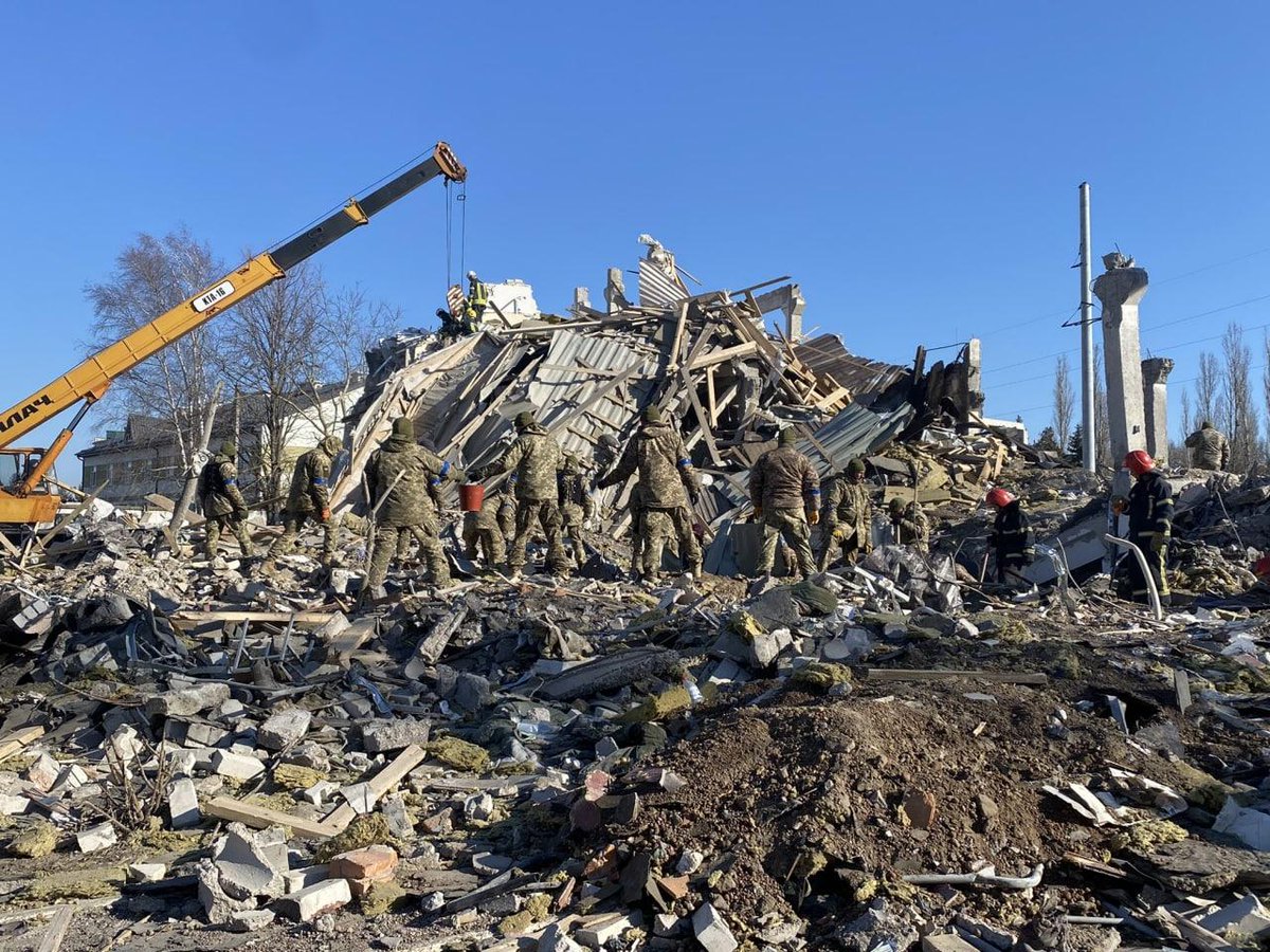 Reptilien31's tweet photo. Scenes from the garrison of the 79th Air Assault brigade of the Ukrainian army in Mikolaiv
#Ukraine #StandWithUkraine 
https://t.co/PtHFhxYZYX https://t.co/bCgC1G41Py