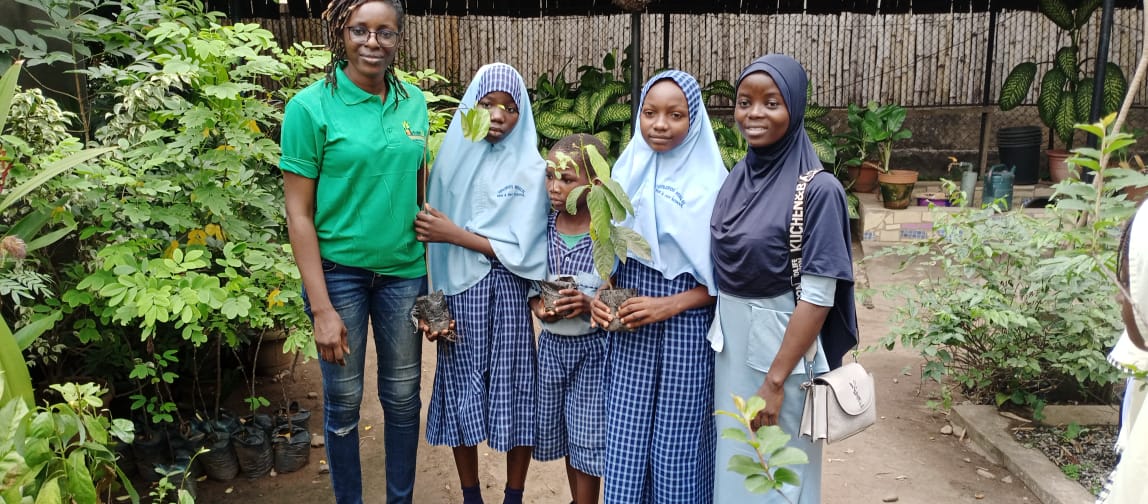 TreeRevivalTeam's tweet photo. Everyday can be #InternationalDayofForests for us @TreeRevivalTeam
Fruit trees distribution for schools still on going...๐ณ๐๐ณ
Contact us via our email address: urbantreerevival@gmail.com
#trees4schools #treerevival
#InternationalDayofForests2022
#climateactionnow https://t.co/wQXibgTiOt