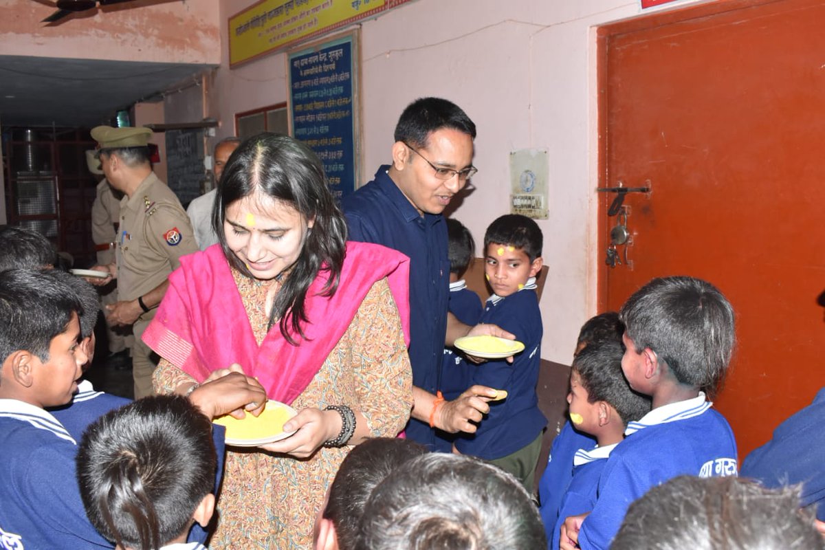 Tanvim_jaiswal's tweet photo. चलो कुछ रंग इनकी मुस्कान से ले लें!! https://t.co/aghIQbIeoe