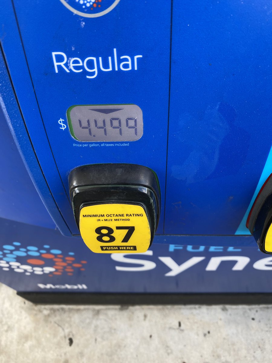 PabloFuente's tweet photo. Acabo de pagar 0,99$ (0,89 euros al cambio de ahora) el litro de gasolina, y aquí la gente dice que es muy caro. https://t.co/lKQ7mmSdAT