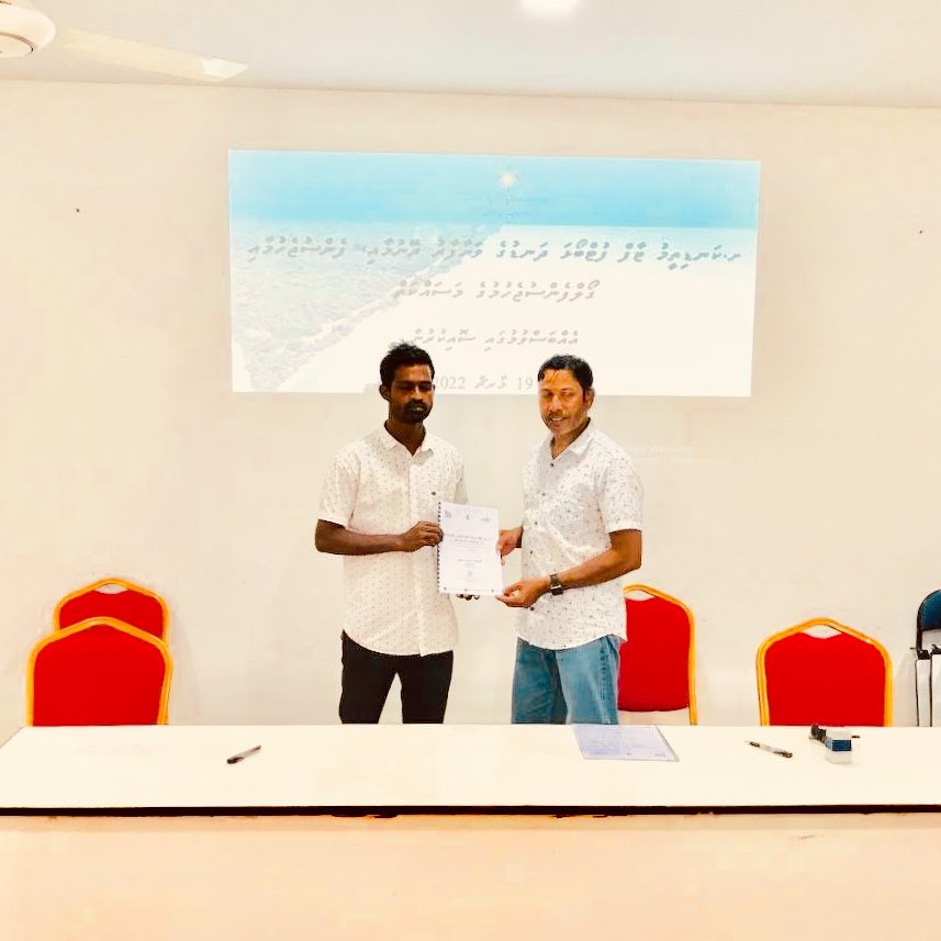 kanditheemuc01's tweet photo. ށ. ކަނޑިތީމު ފުޓްބޯޅަ ދަނޑުގެ ވަށާފާރު ރޭނުމާއި ފެންސްޖެހުމުގެ މަސައްކަތްކުރުމަށް  އެޝުއަރ  ސަޕްލައި  މޯލްޑިވްސްއާއިއެކު  މަސައްކަތު  އެއްބަސްވުމުގައި  ސޮއިކުރުން.  @MoYSCEmv @AhmedMahloof https://t.co/F8oIYC7KdF