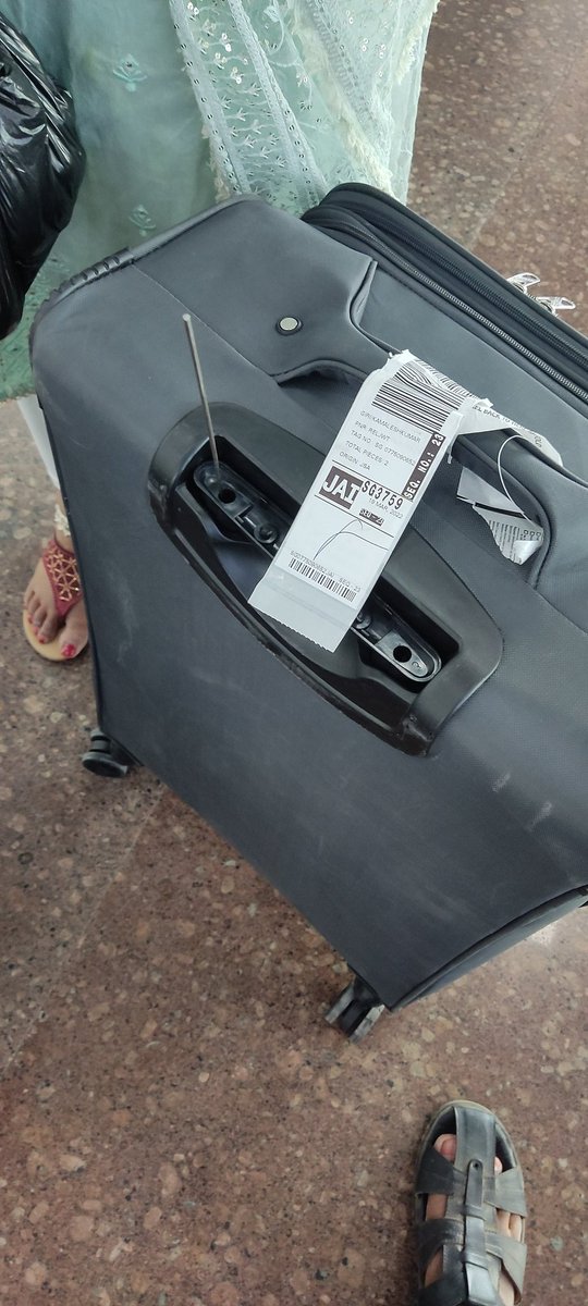 nerdlaunda's tweet photo. This is how @flyspicejet is serving. Broken bag on arrival. Help will come after 7 days. Should I carry this bag on my shoulder. https://t.co/Icwi0IEUpj