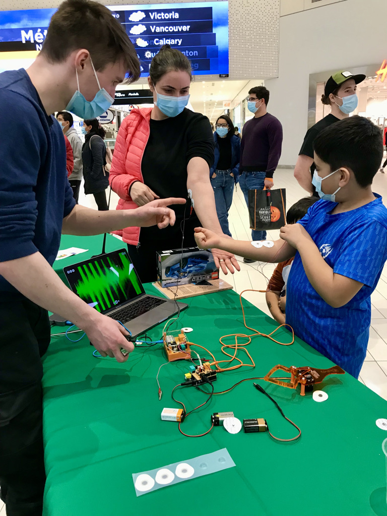 CNeuroS's tweet photo. 🧠 Dernière chance pour la foire scientifique! Aujourd'hui de 10h à 16h dans le mail central du Carrefour de l'Estrie, ateliers scientifiques gratuits pour toute la famille! 😀
#SemaineDuCerveau https://t.co/0TPdfrneeD