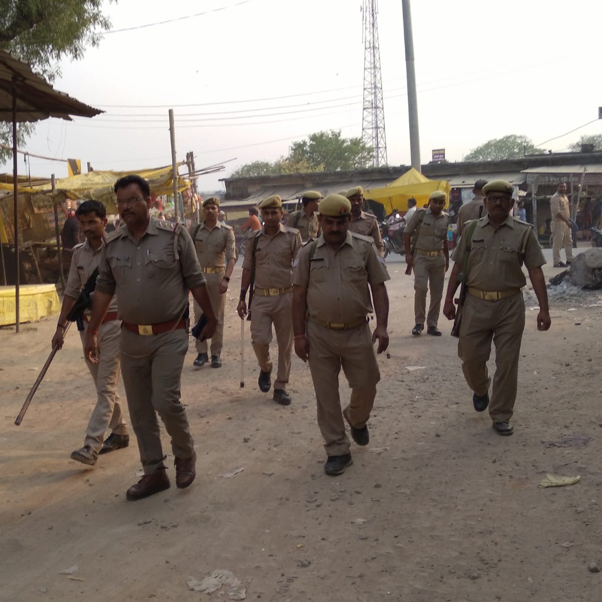 पैदल गश्त, संदिग्ध व्यक्तियों/वाहनों की चेकिंग, थाना मानिकपुर पुलिस।
#Pratpgarhpolice
#UPPolice