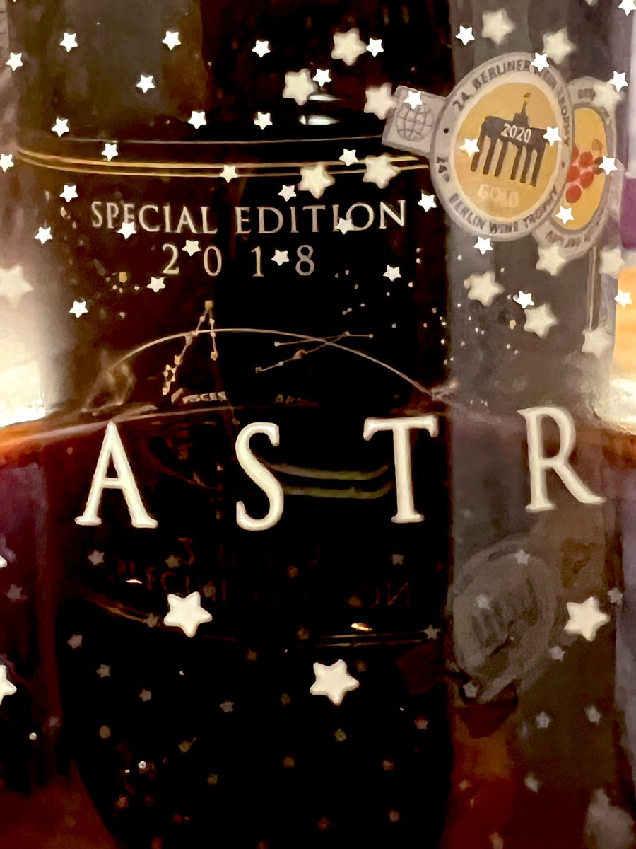 sayzy's tweet photo. イタリア赤ワイン🇮🇹🍷と新玉ねぎトマトにバジルと寿司酢とオリーブオイルをかけて🧅🍅🫒

#astrale #イタリア赤 https://t.co/ZPKnXusH60