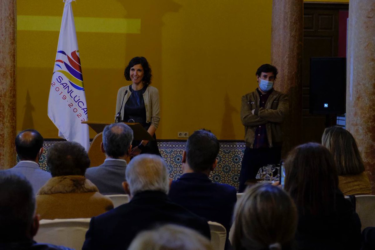 AytoSanlucar's tweet photo. 📽 Presentado el documental Reina de Corazones, que trata sobre la espía Larissa Swirski y se podrá ver en la televisión autonómica.

➡️ El acto tuvo lugar ayer en el Palacio Municipal y la cinta cuenta con el apoyo del Ayuntamiento, Diputación y el lnstituto Andaluz de la Mujer. https://t.co/lYvn9x4EOS