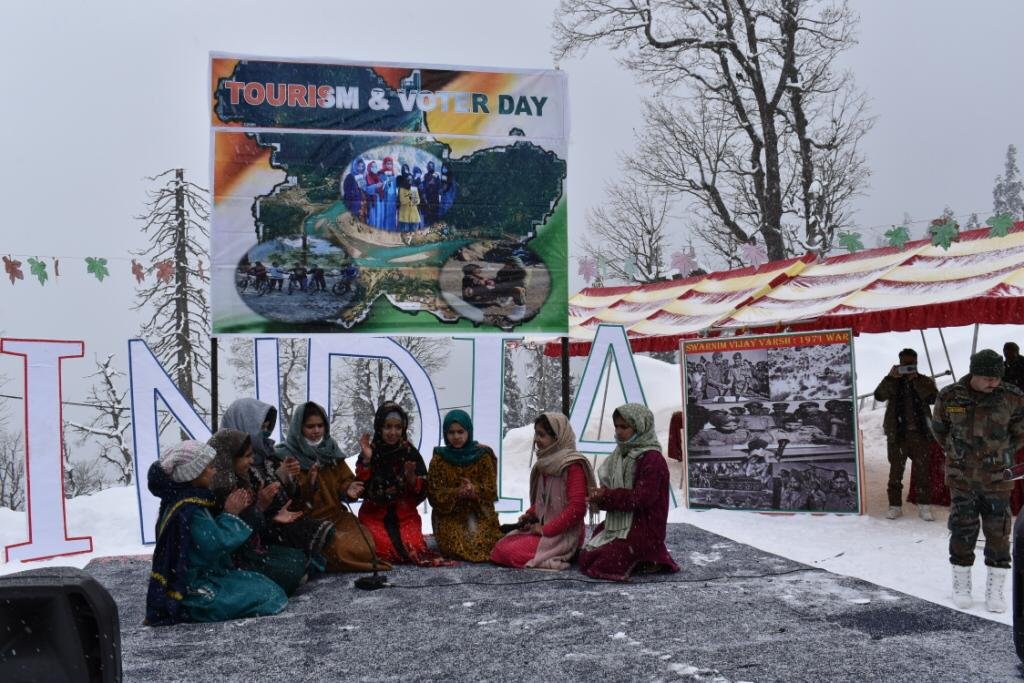 Zeya_k1's tweet photo. Future of Kashmir painting Tri-Colour 🇮🇳

This is Naya Kashmir where you can see only Love for nation 🇮🇳 among the children of Kashmir and Tiranga in everywhere.

The below pictures are from North Kashmir.

#FrontierTourism_UnexploredKeran
#CLX https://t.co/HgSpNTAtT0