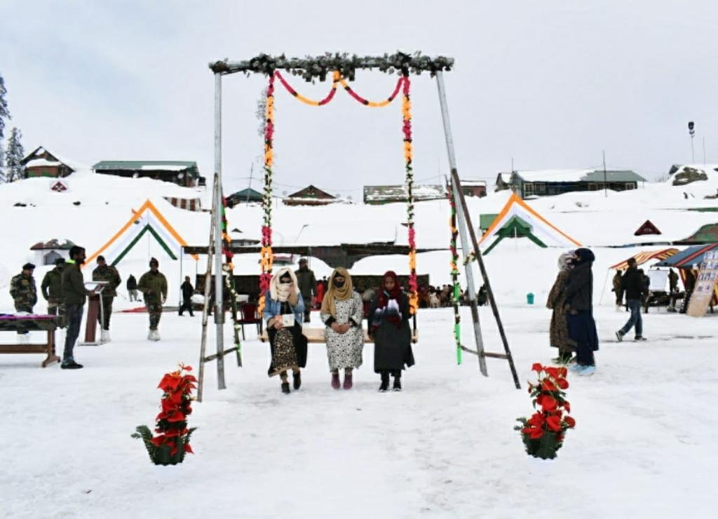 Zeya_k1's tweet photo. Future of Kashmir painting Tri-Colour 🇮🇳

This is Naya Kashmir where you can see only Love for nation 🇮🇳 among the children of Kashmir and Tiranga in everywhere.

The below pictures are from North Kashmir.

#FrontierTourism_UnexploredKeran
#CLX https://t.co/HgSpNTAtT0