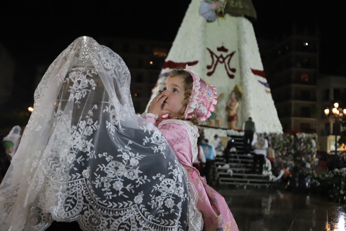 RotativoUCHCEU's tweet photo. Las #Fallas22 encaran la recta final con su día grande de San José a pesar del mal tiempo... Buen momento para recordar las dos jornadas de #Ofrenda22 celebrada en nuestra ciudad @JCF_Valencia
📝 @delpuente_jordi
➡️ https://t.co/MG8ZBkGV9E
#⃣ #SomosCEU https://t.co/5K9OUJ76wH