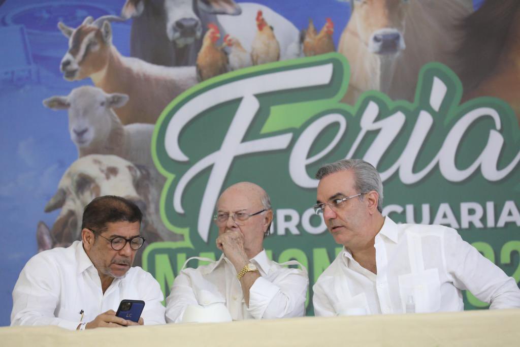 limbercruzl's tweet photo. Junto al Pdte. @luisabinader, al expresidente Hipólito Mejía, al Patronato Nacional de Ganaderos y todo el gabinete agropecuario, dejamos inaugurada la versión 32 de la Feria Agropecuaria Nacional, la más importante muestra de lo mejor del campo dominicano. https://t.co/XXMLPNhQfV