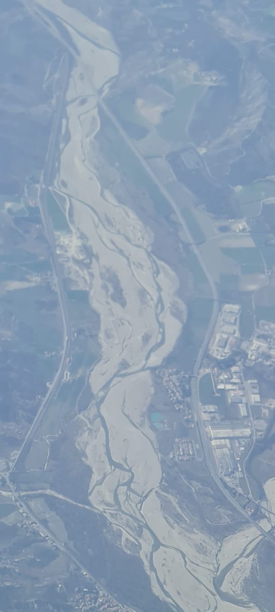 #19marzo #Climatechange Il fiume Po dall'alto. Non c'è più acqua!
(dopo terremoti, pandemia, guerra...anche la siccità era una delle piaghe d'egitto!)