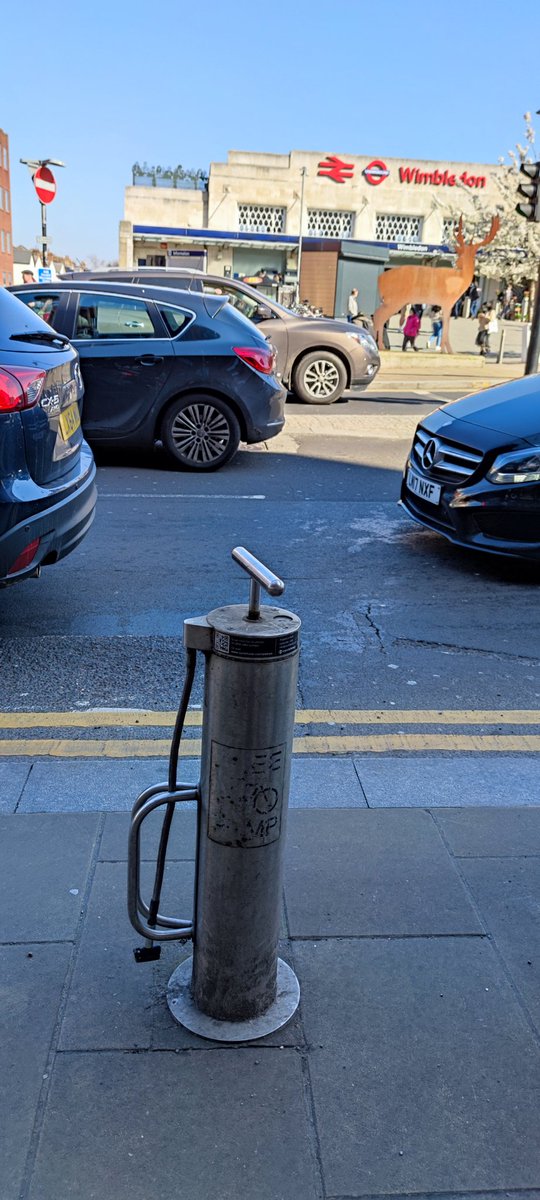robkerr's tweet photo. If you ever get stuck in Wimbledon with a flat tyre it's worth remembering  there's a free to use bike pump by the station #TipOfTheDay https://t.co/yRUzQ0czVx