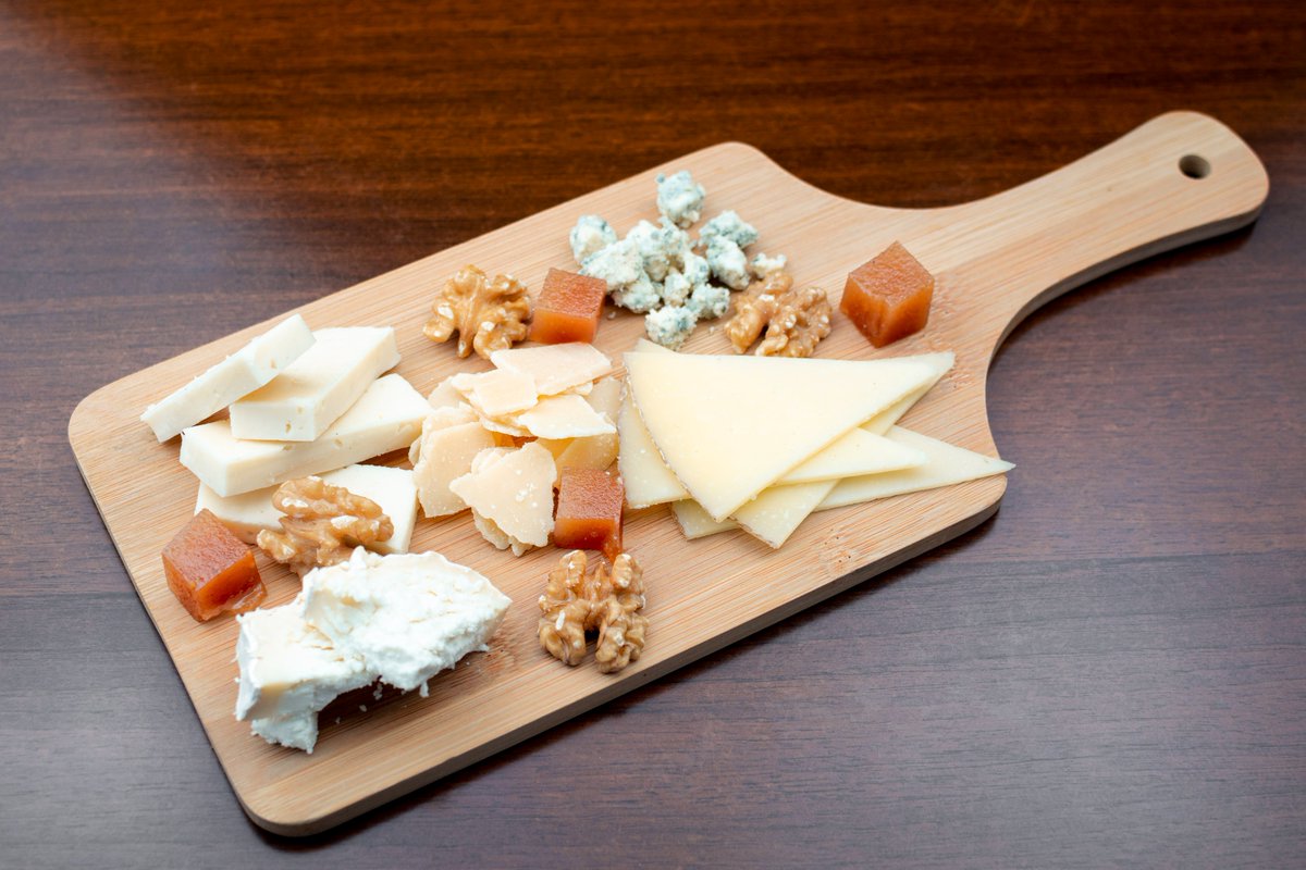 Taula de formatges: semicurat, curat, blau, rul·lo de cabra i encenalls de parmesà amb nous i codonyat.

Postres de la carta 🍽