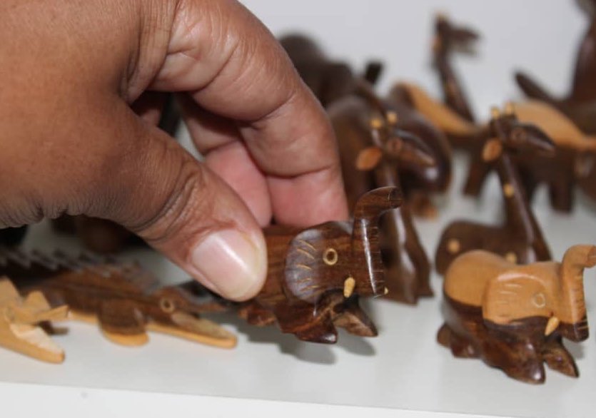 Hoy #19Mar las artesanas y artesanos de #Venezuela celebran su #DiaNacional, ocasión para reconocer esas manos y corazones que dan vida a un mundo de objetos bellos, útiles y animados. Manos y corazones que trabajan día a día para grandeza del patrimonio cultural venezolano.