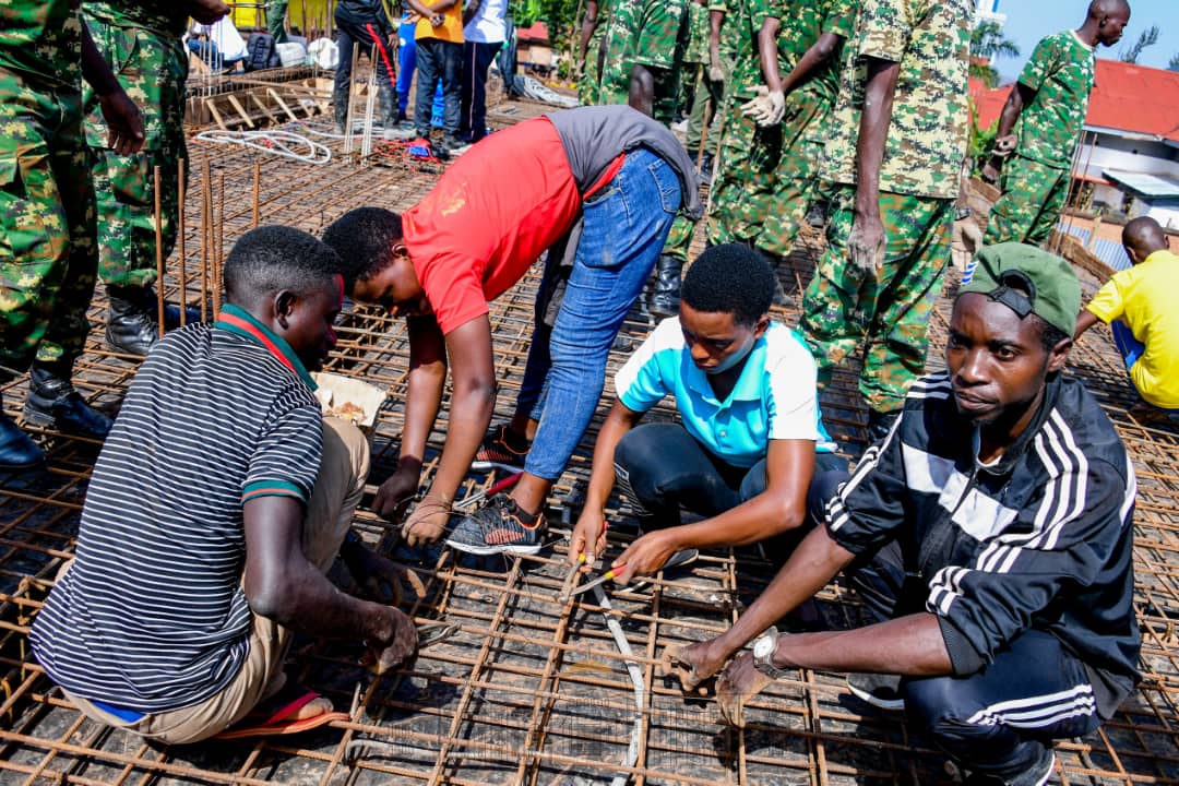KwaNtare's tweet photo. Nyenicubahiro Umukuru w'Igihugu yahamagariye Abarundi kurangwa n'ubuntu, bakitabira ibikorwa vy'iterambere bafatanye mu nda nk'abavukanyi. Yongeye  kwibutsa ubudasa buri hagati ya Reta n'Urwego Nshingwabikorwa rwayo. Yanakebuye abakozi b'abenegihugu, ko bobatunganiriza ata nkunzi https://t.co/v92xizA9CV